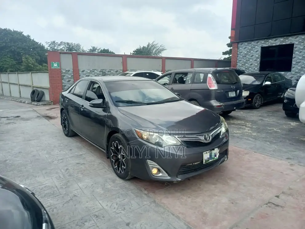 Toyota Camry XLE V6 4dr Sedan (3.5L 6cyl 6A) 2012 Gray