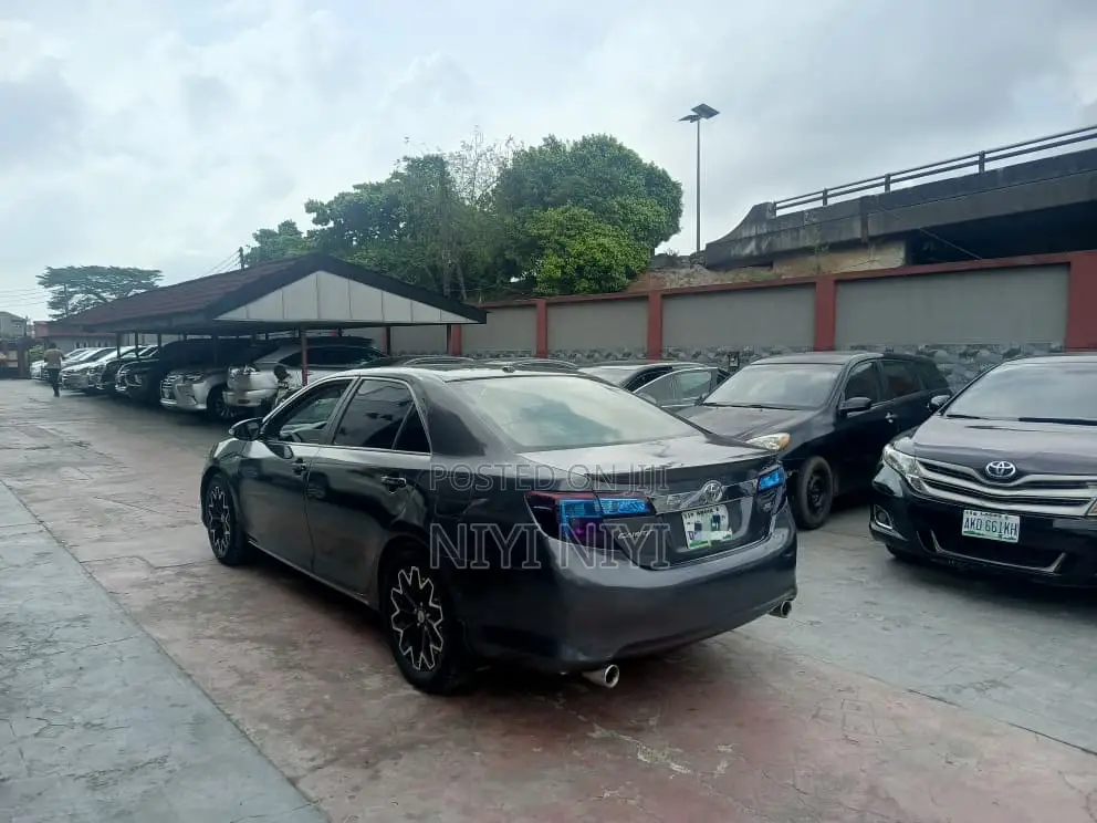 Toyota Camry XLE V6 4dr Sedan (3.5L 6cyl 6A) 2012 Gray