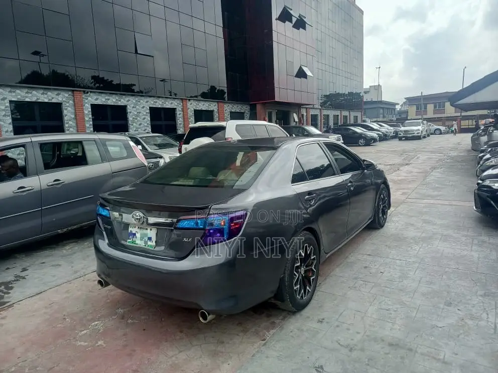 Toyota Camry XLE V6 4dr Sedan (3.5L 6cyl 6A) 2012 Gray