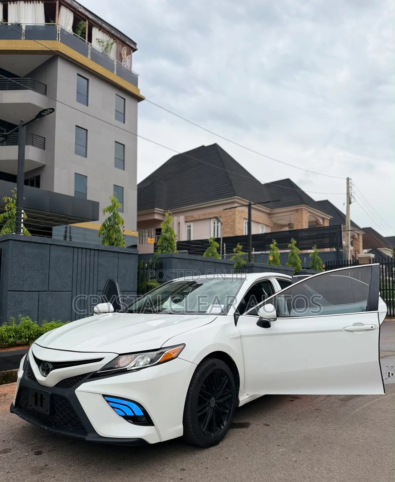 Toyota Camry SE FWD 2020 White