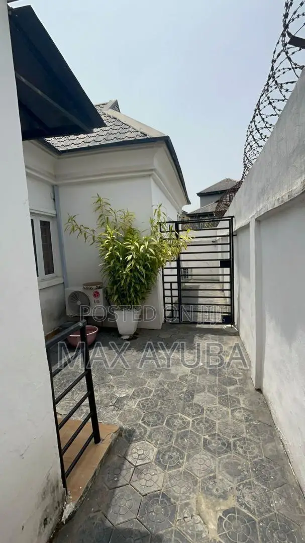 6bdrm Bungalow in Ogudu-Orioke for sale