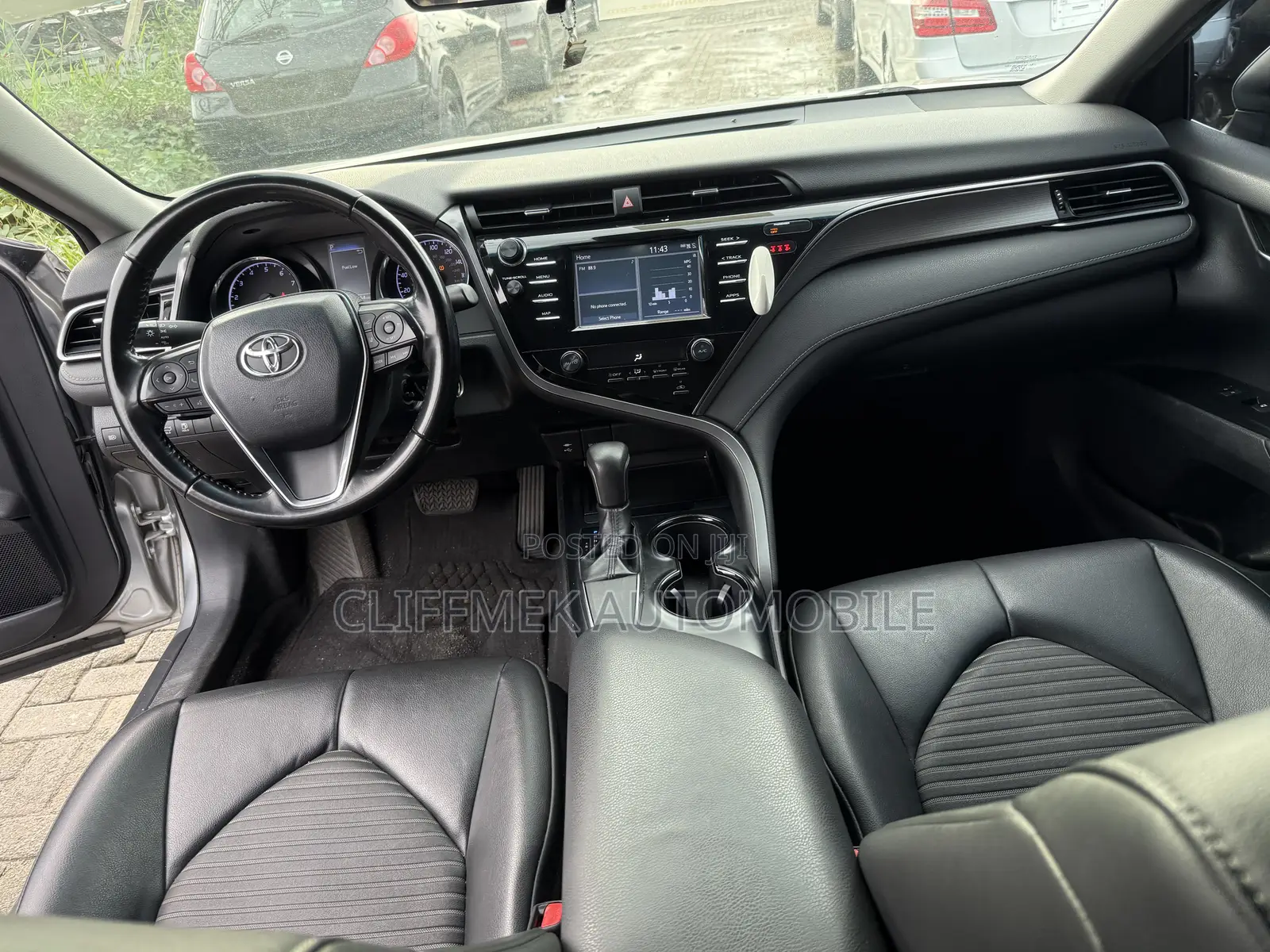 Toyota Camry XLE FWD 2020 Silver