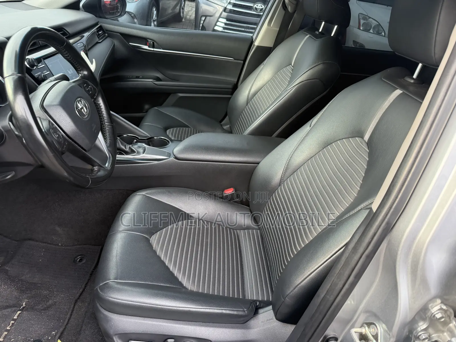 Toyota Camry XLE FWD 2020 Silver