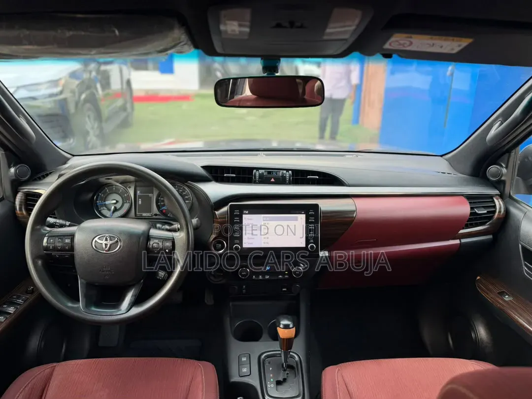 Toyota Hilux 2021 Black