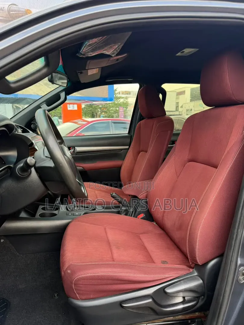 Toyota Hilux 2021 Black