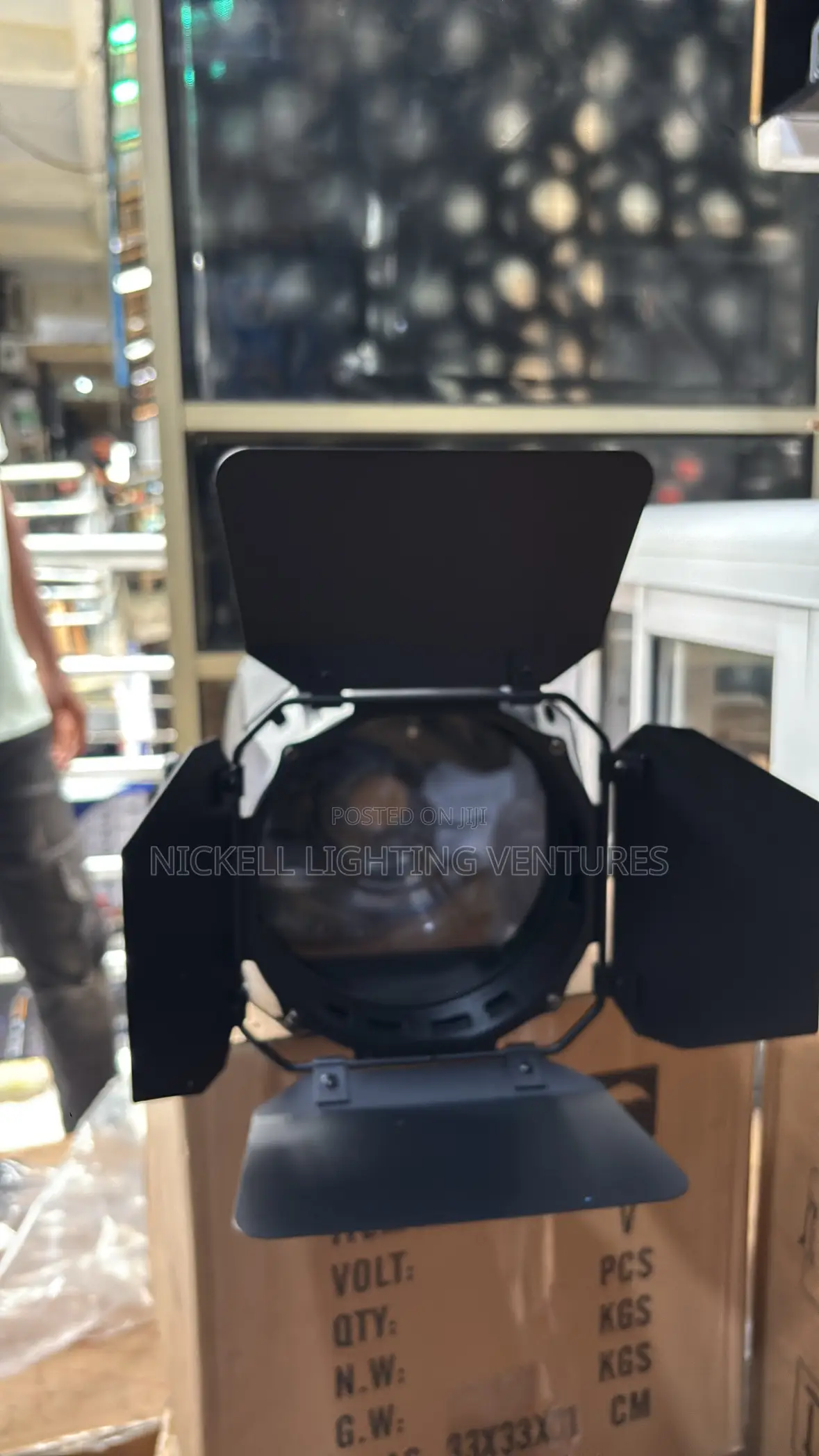 Led Fresnel Light Zoom 200w/ Pure White and Warm White