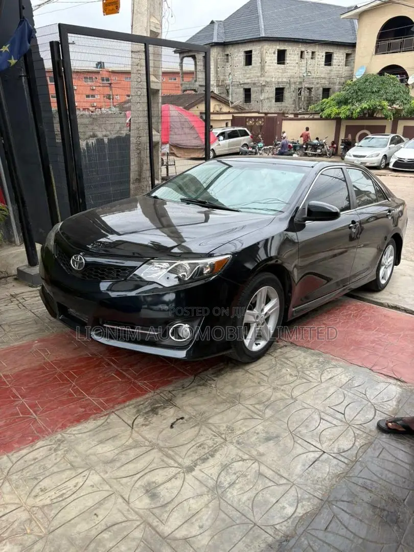 Toyota Camry SE 4dr Sedan (2.5L 4cyl 6A) 2012
