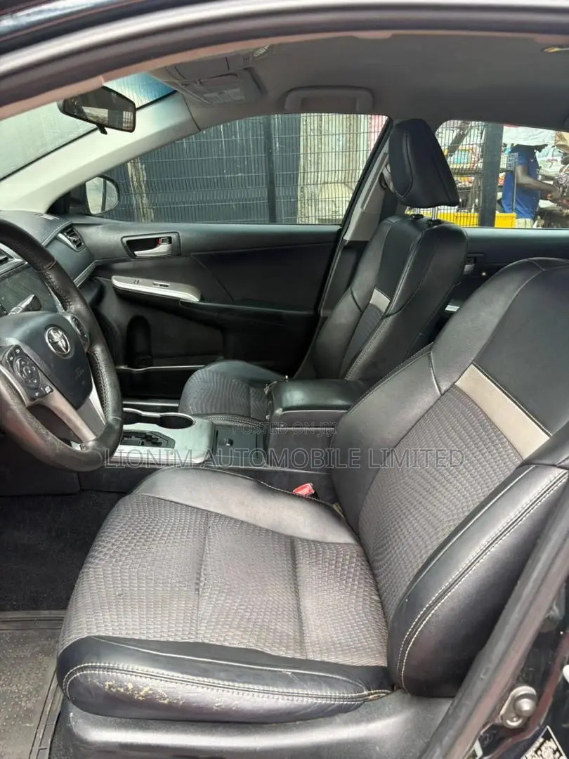 Toyota Camry SE 4dr Sedan (2.5L 4cyl 6A) 2012