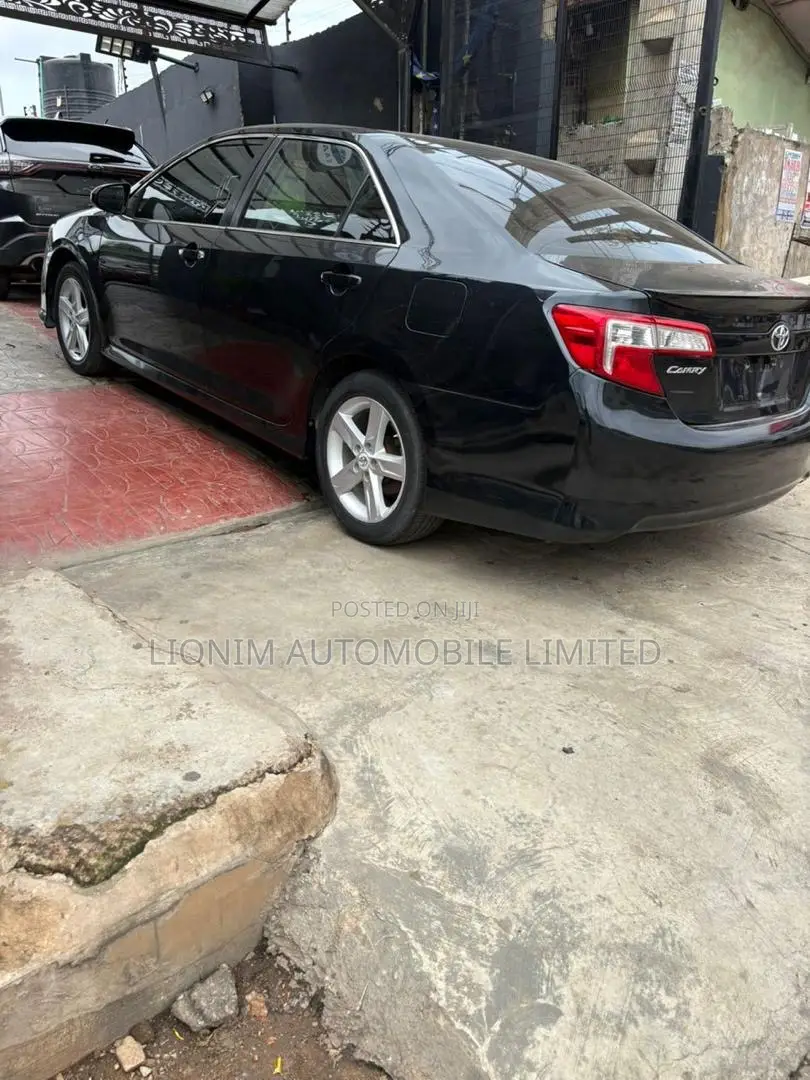 Toyota Camry SE 4dr Sedan (2.5L 4cyl 6A) 2012