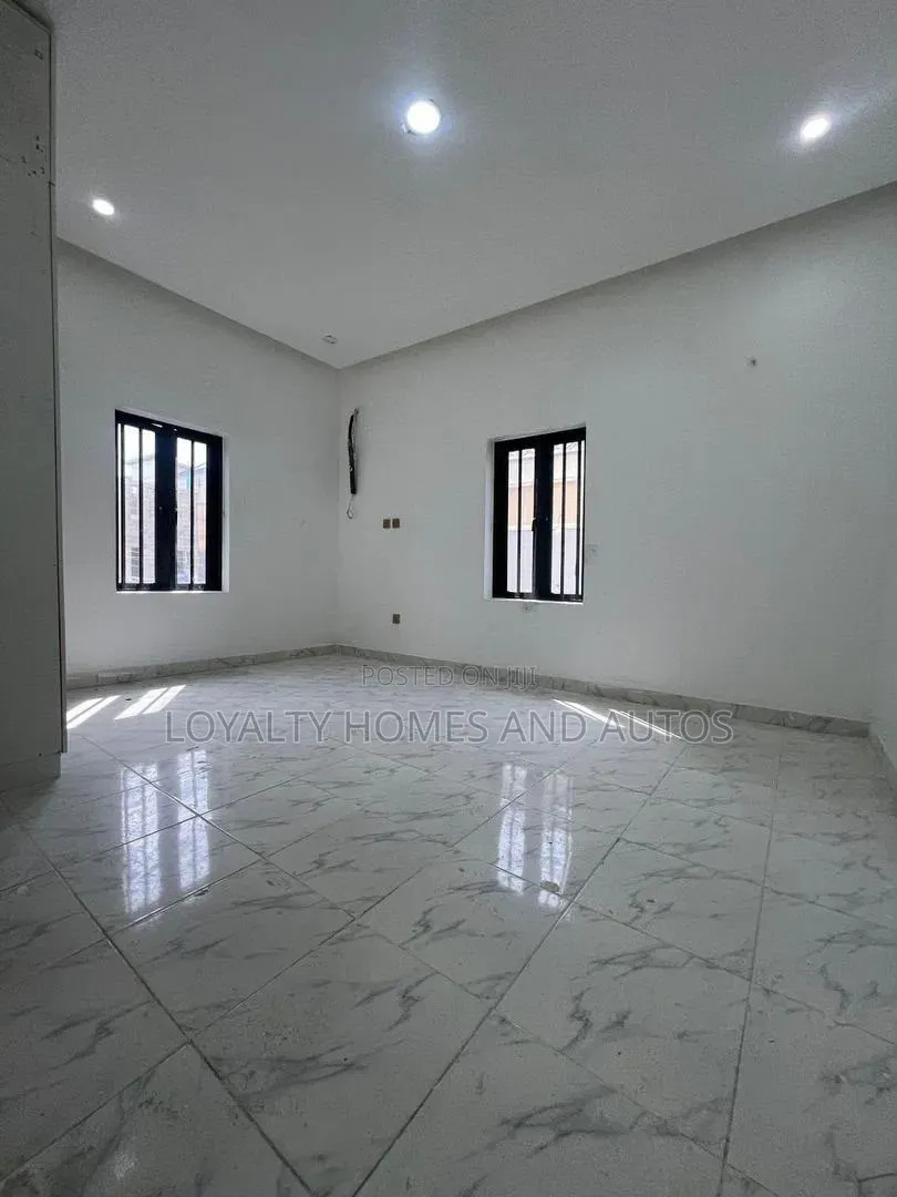 5bdrm House in Banana Island for sale