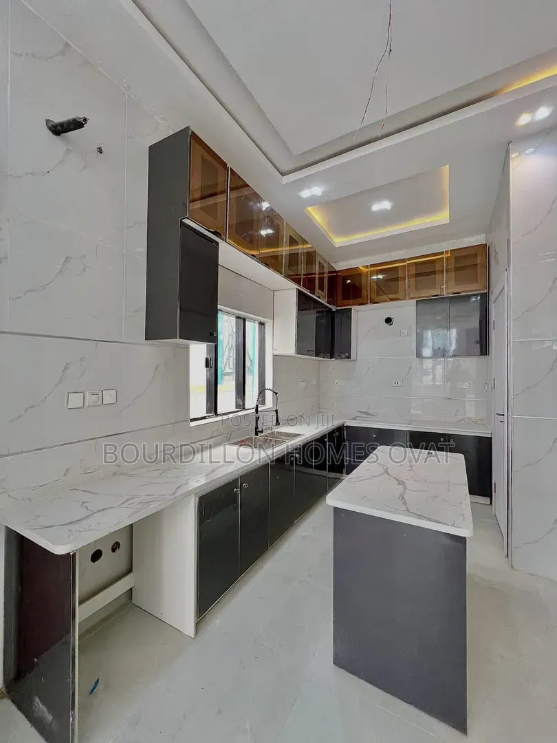 4bdrm Duplex in Chevron Toll Gate for sale