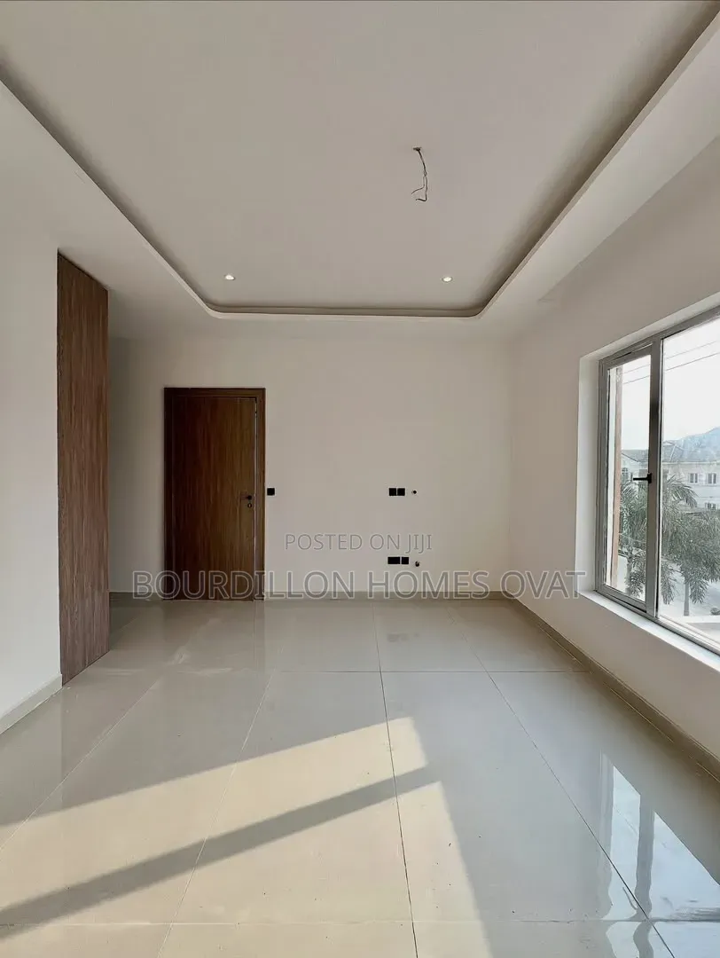 2bdrm Apartment in Lekki Phase 1 for sale