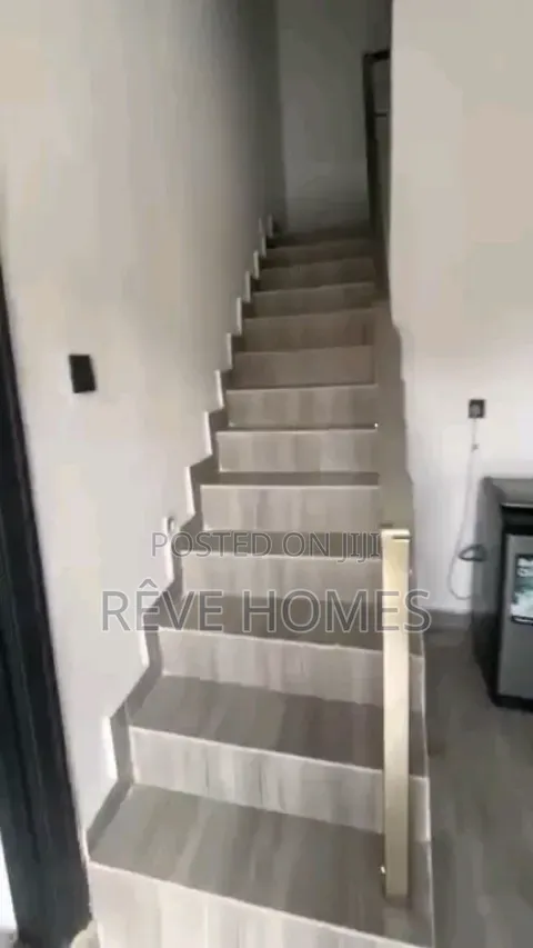 2bdrm Block of Flats in Soluyi for rent