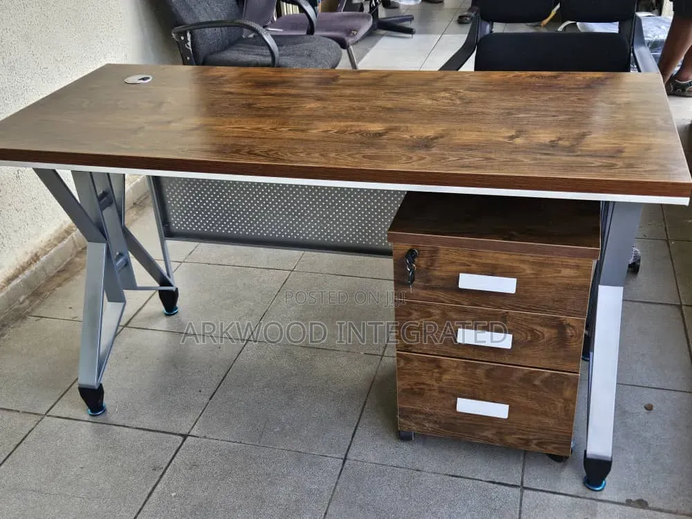 Metallic Leg Office Table 1.4meter