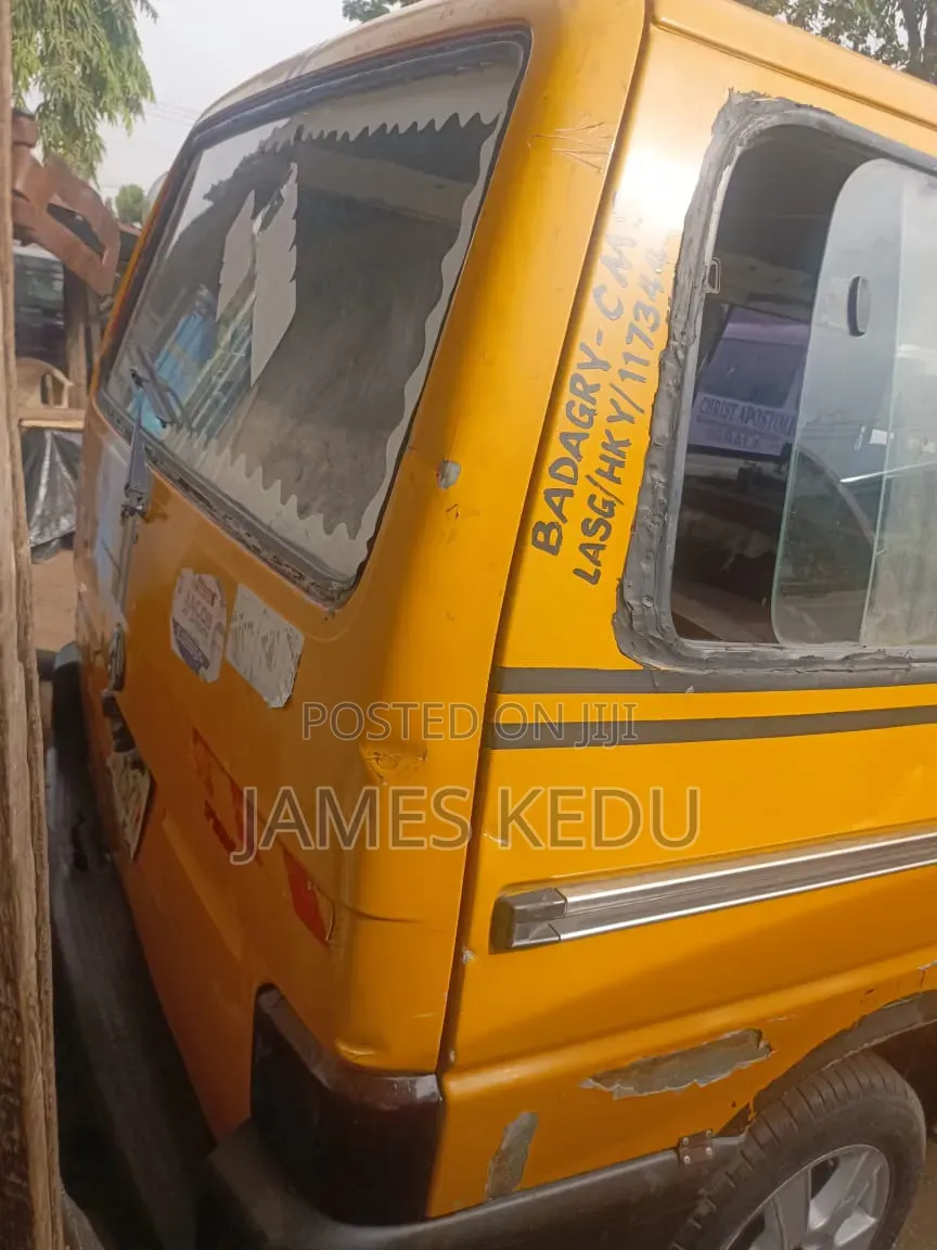 Volkswagen Transporter 2004 Yellow