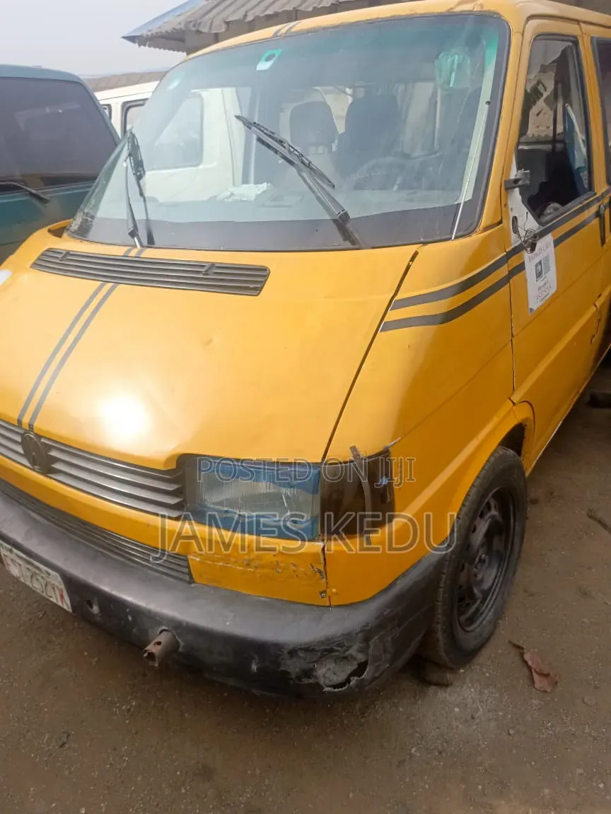 Volkswagen Transporter 2004 Yellow