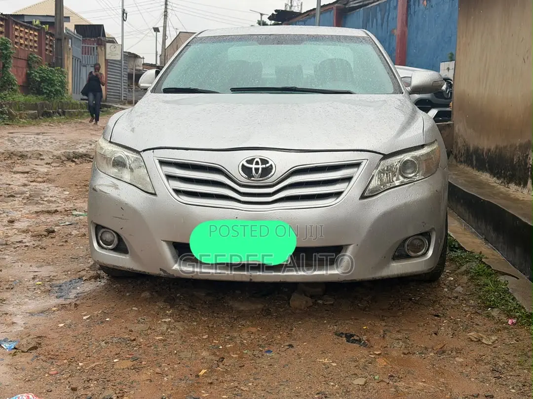 Toyota Camry LE 4dr Sedan (2.5L 4cyl 6AM) 2010 Silver