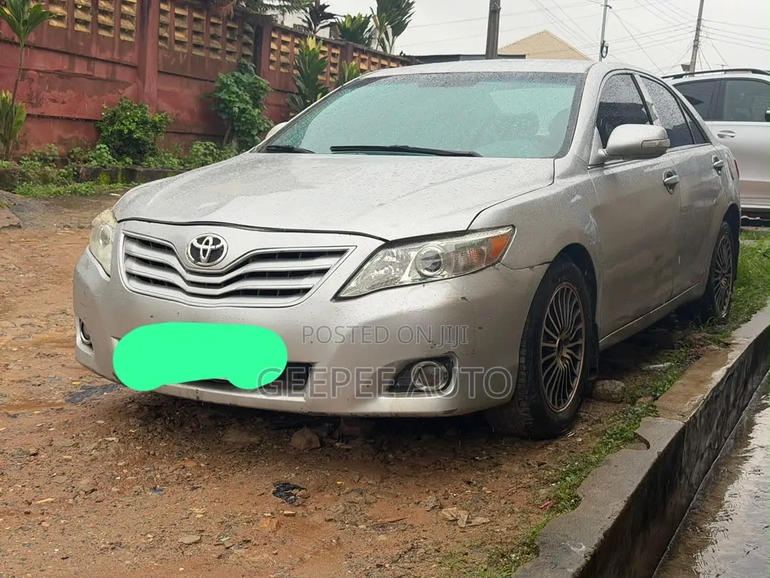 Toyota Camry LE 4dr Sedan (2.5L 4cyl 6AM) 2010 Silver