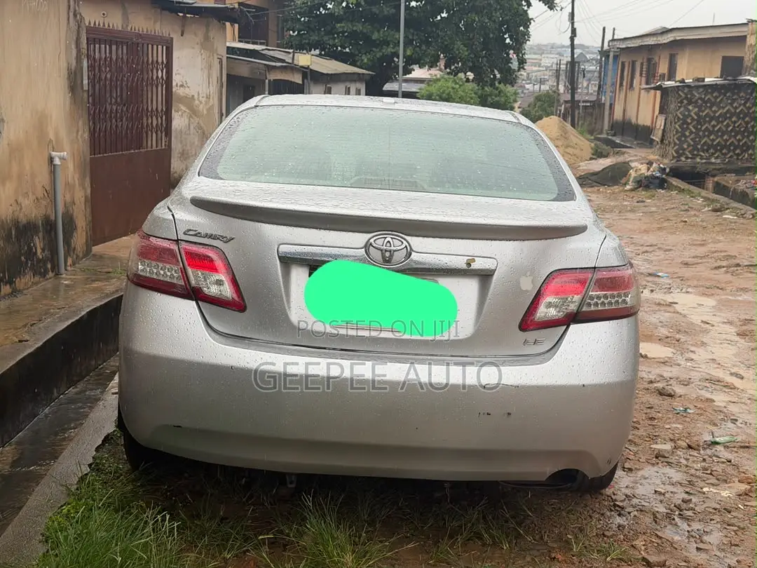 Toyota Camry LE 4dr Sedan (2.5L 4cyl 6AM) 2010 Silver