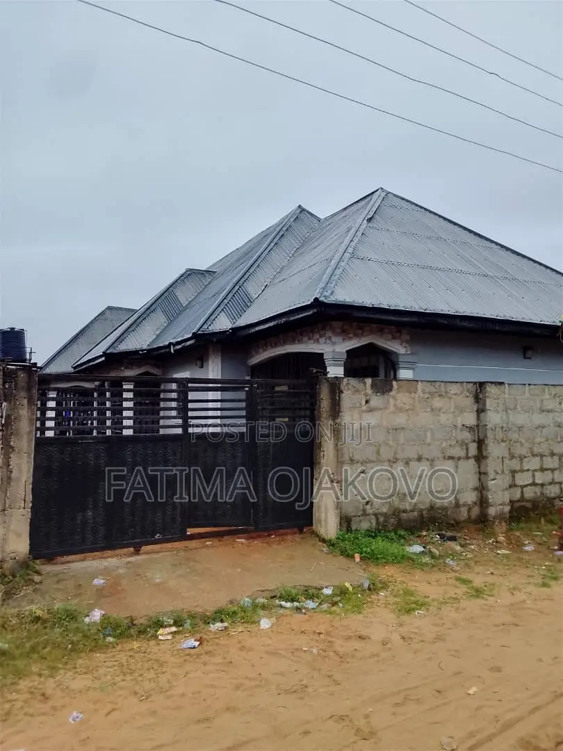 7bdrm Block of Flats in Delta State for sale