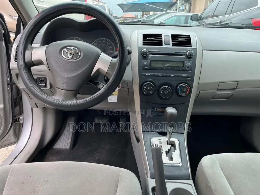 Toyota Corolla LE 4dr Sedan (1.8L 4cyl 4A) 2010 Silver