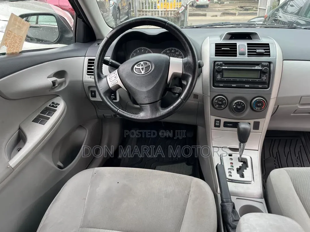 Toyota Corolla LE 4dr Sedan (1.8L 4cyl 4A) 2013 Black