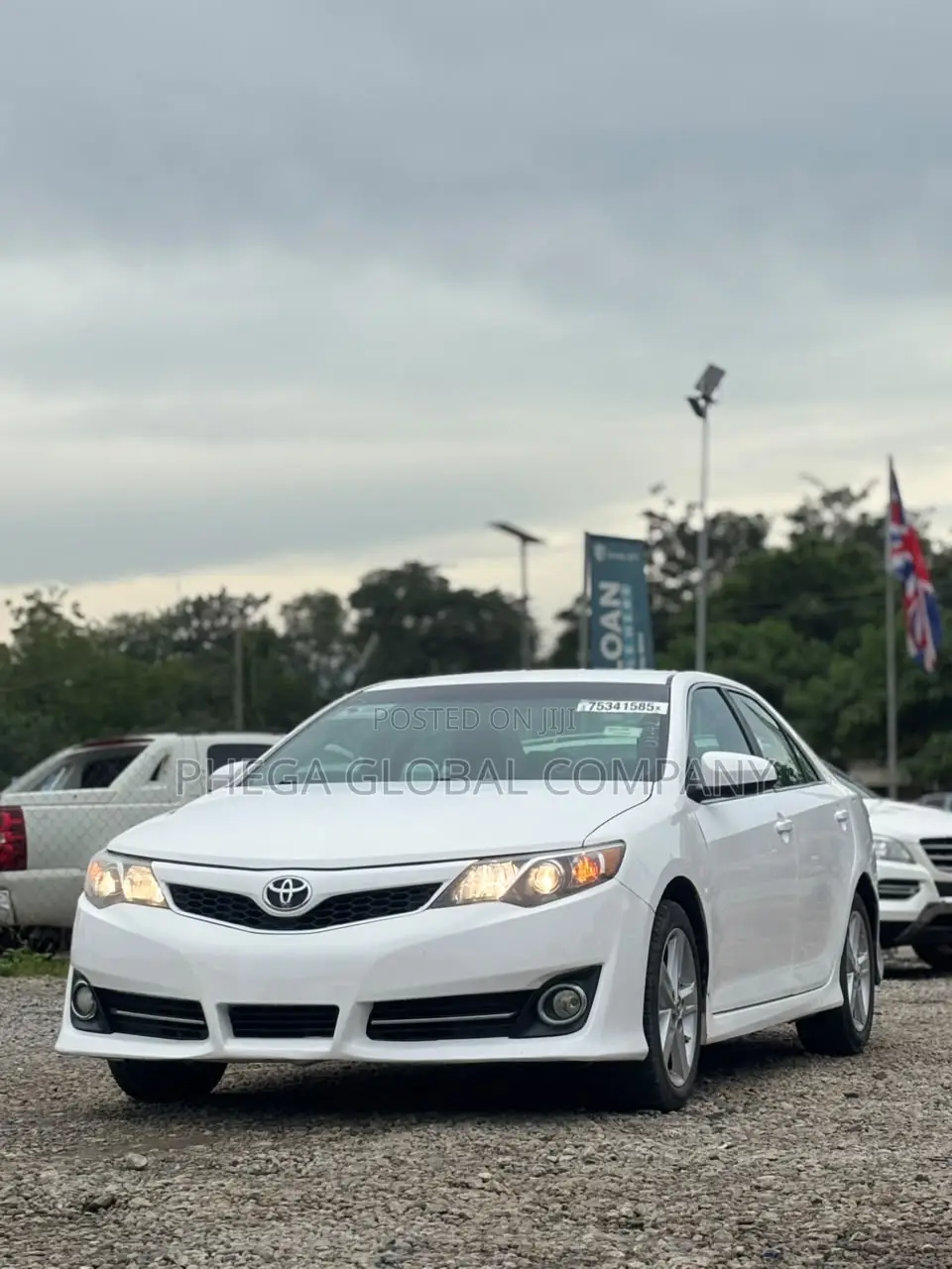 Toyota Camry SE 4dr Sedan (2.5L 4cyl 6A) 2013 White