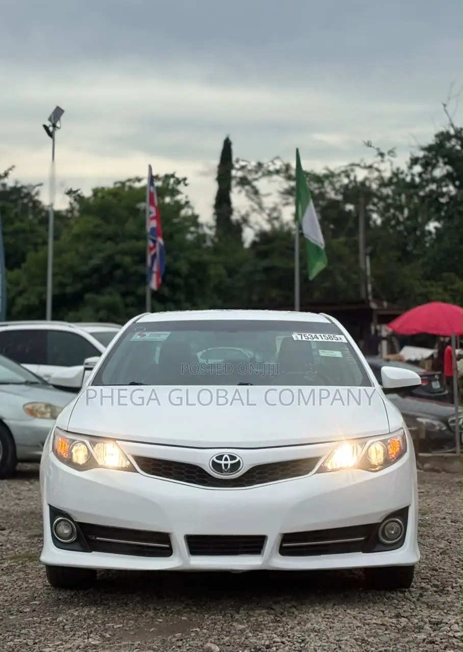 Toyota Camry SE 4dr Sedan (2.5L 4cyl 6A) 2013 White