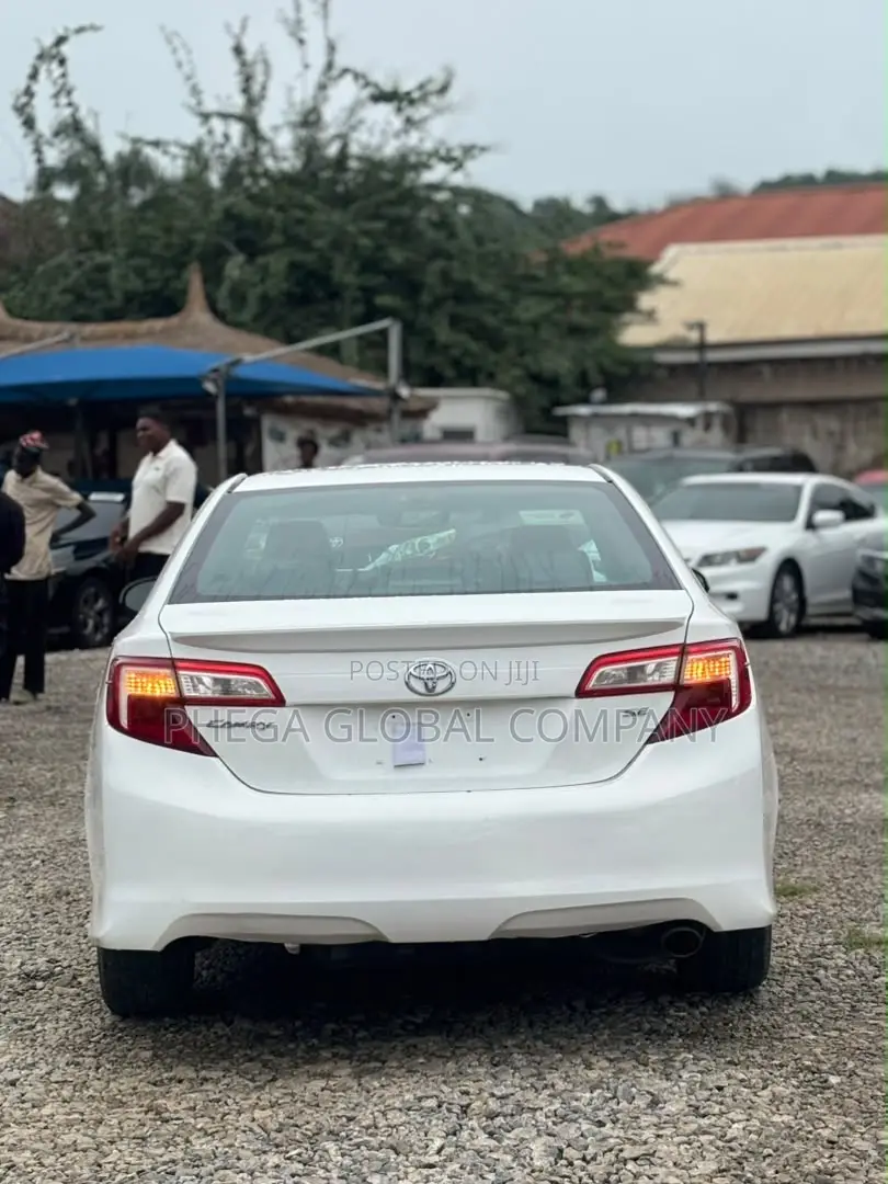 Toyota Camry SE 4dr Sedan (2.5L 4cyl 6A) 2013 White