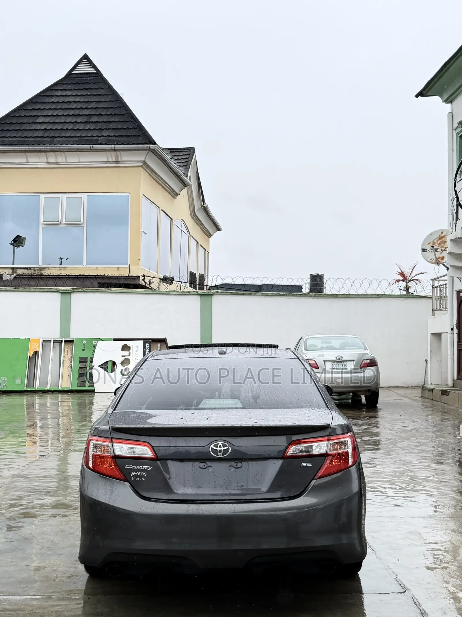 Toyota Camry SE V6 4dr Sedan (3.5L 6cyl 6A) 2013 Gray