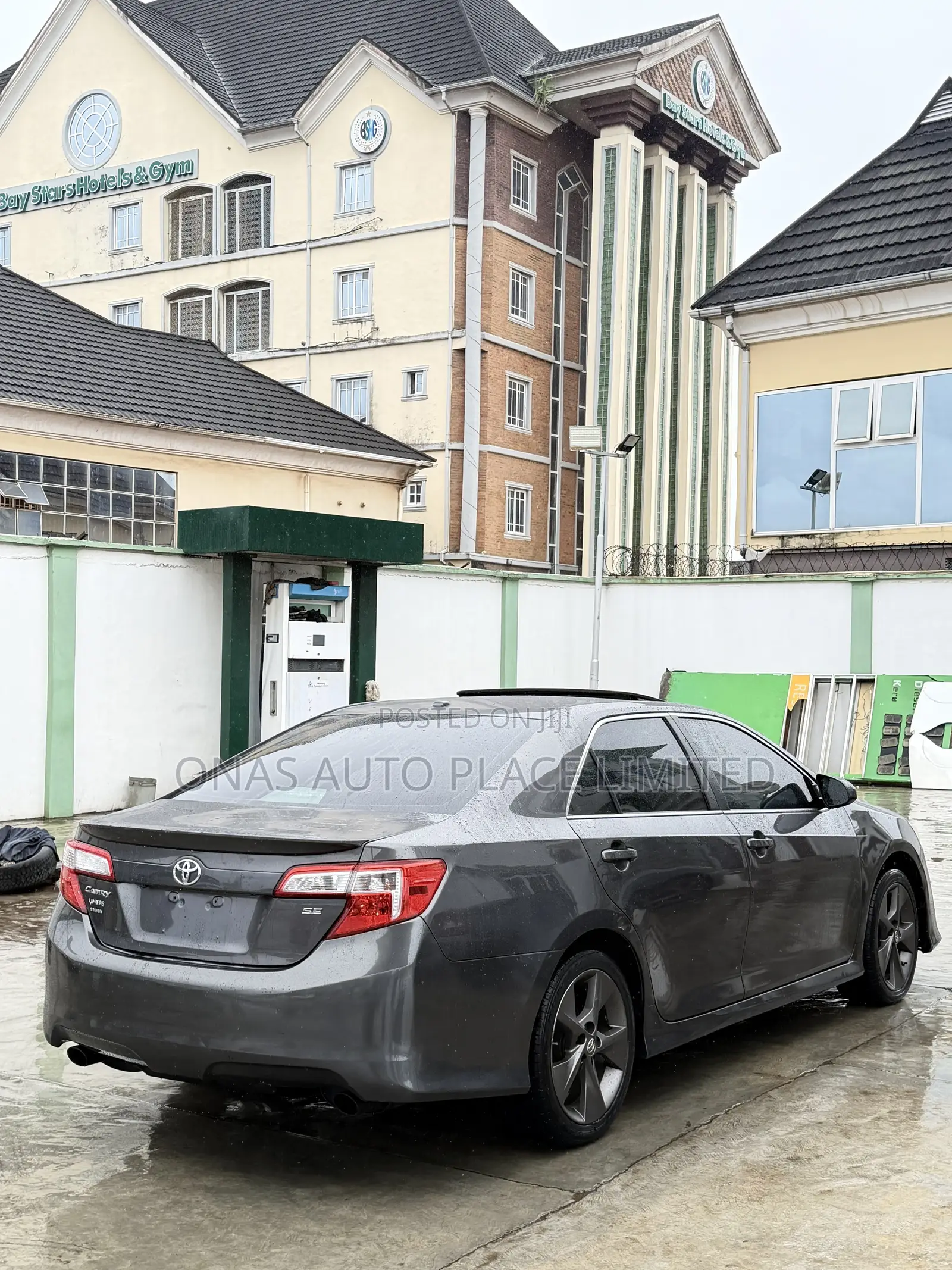 Toyota Camry SE V6 4dr Sedan (3.5L 6cyl 6A) 2013 Gray