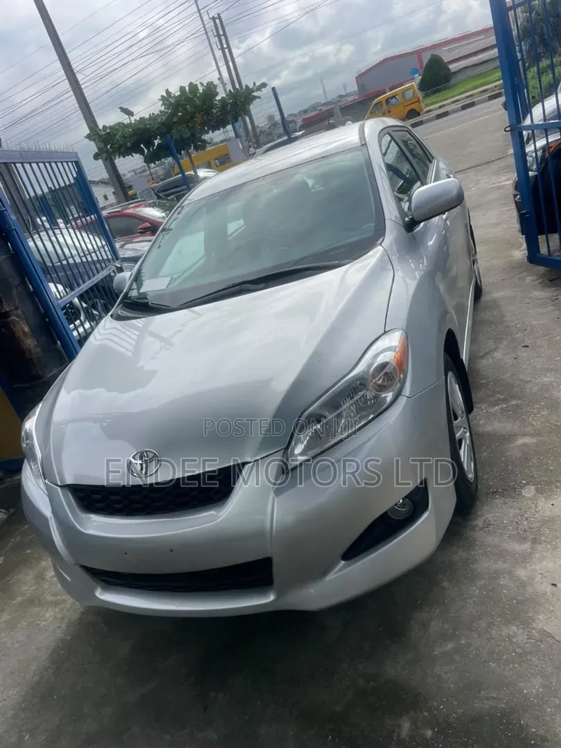 Toyota Matrix L Hatchback FWD (1.8L 4cyl 5A) 2013 Silver
