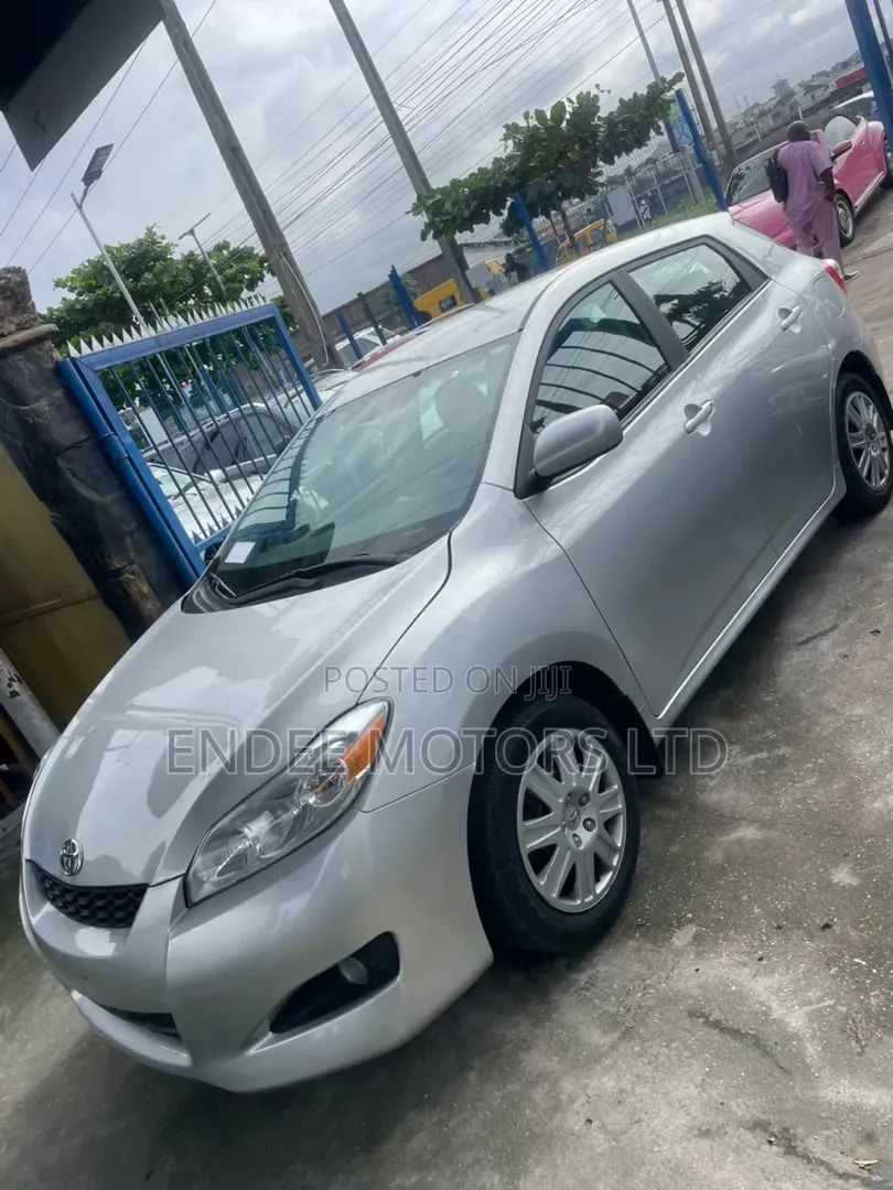 Toyota Matrix L Hatchback FWD (1.8L 4cyl 5A) 2013 Silver