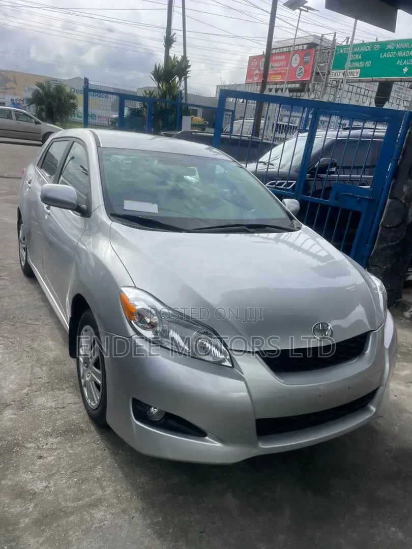 Toyota Matrix L Hatchback FWD (1.8L 4cyl 5A) 2013 Silver