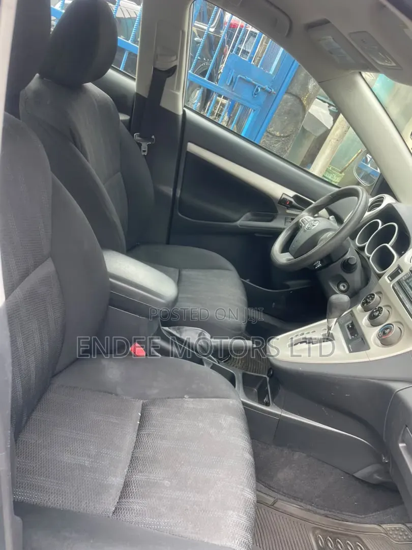 Toyota Matrix L Hatchback FWD (1.8L 4cyl 5A) 2013 Silver