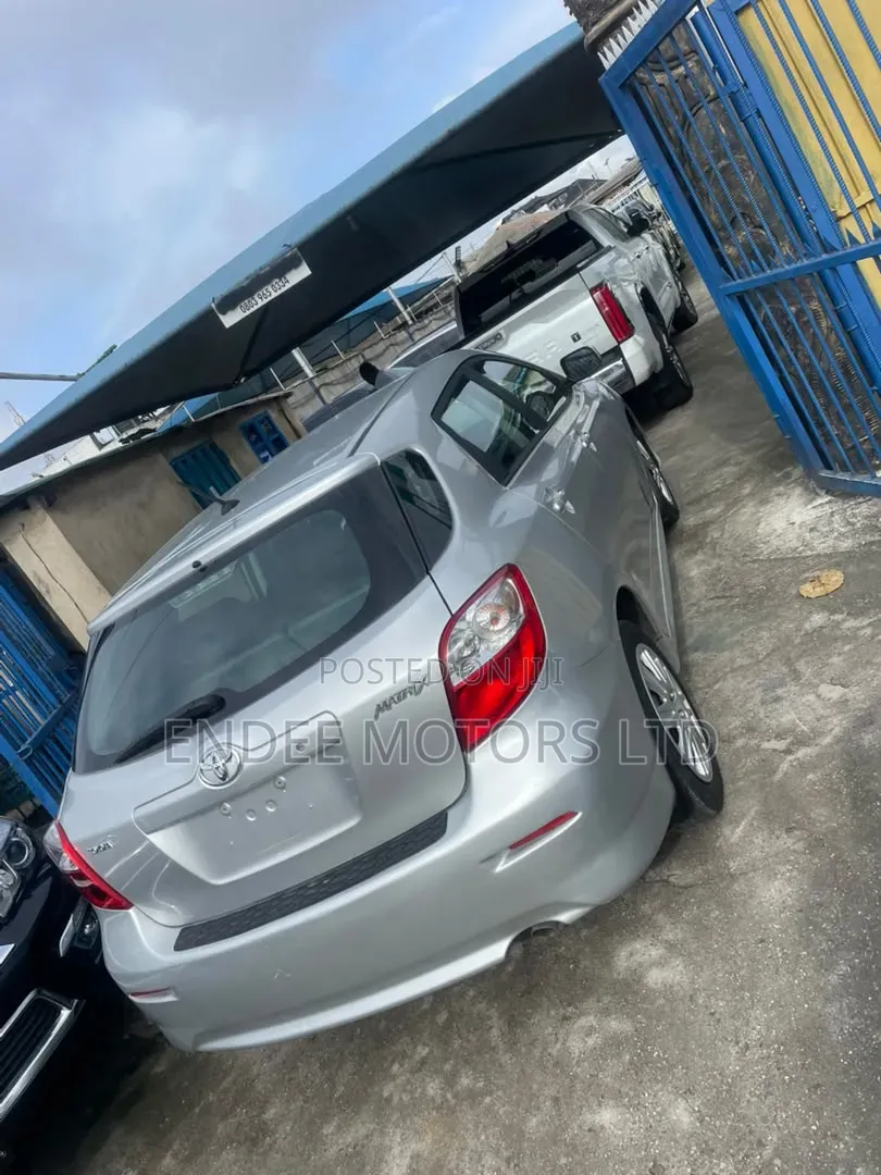 Toyota Matrix L Hatchback FWD (1.8L 4cyl 5A) 2013 Silver