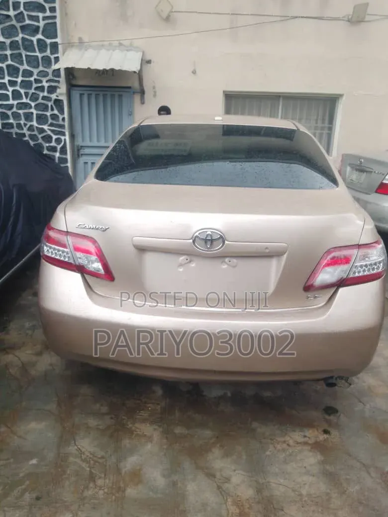 Toyota Camry 2010 Gold