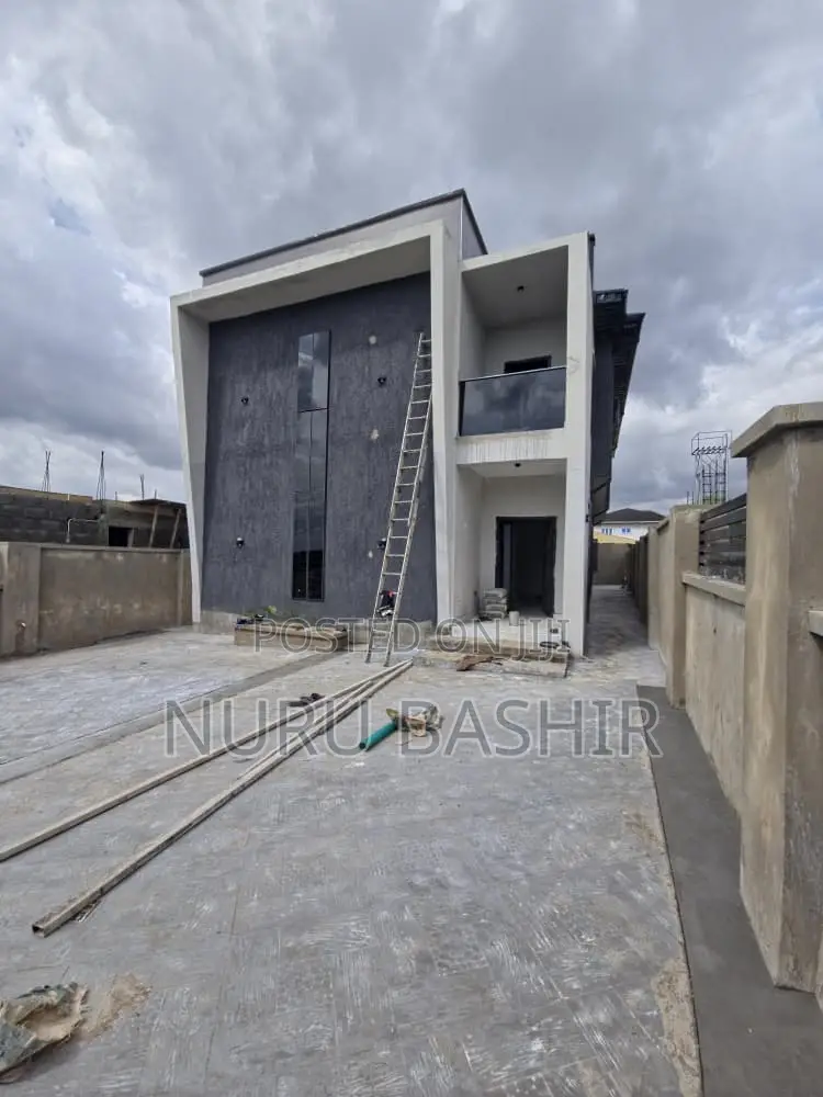 4bdrm Duplex in Alalubosa Gra for sale