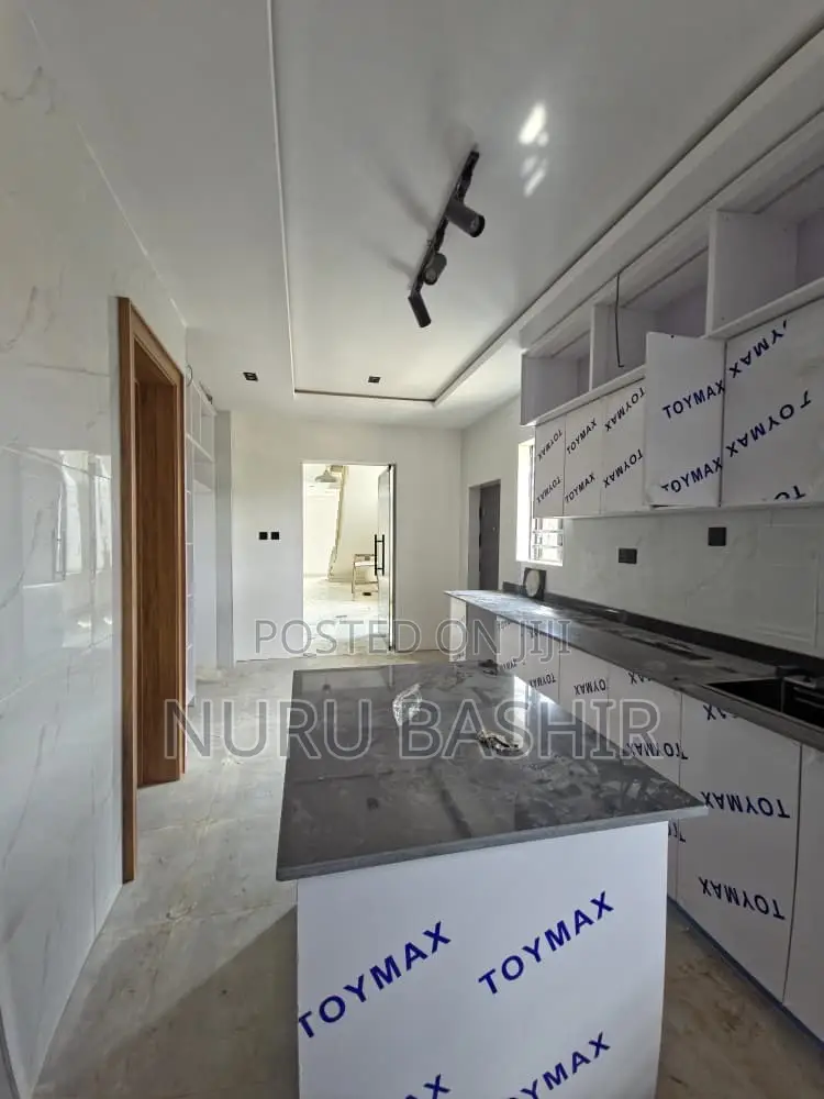 4bdrm Duplex in Alalubosa Gra for sale