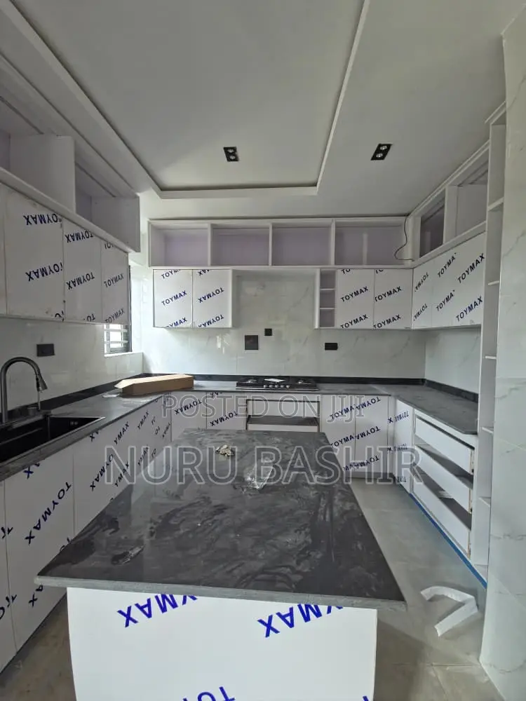 4bdrm Duplex in Alalubosa Gra for sale