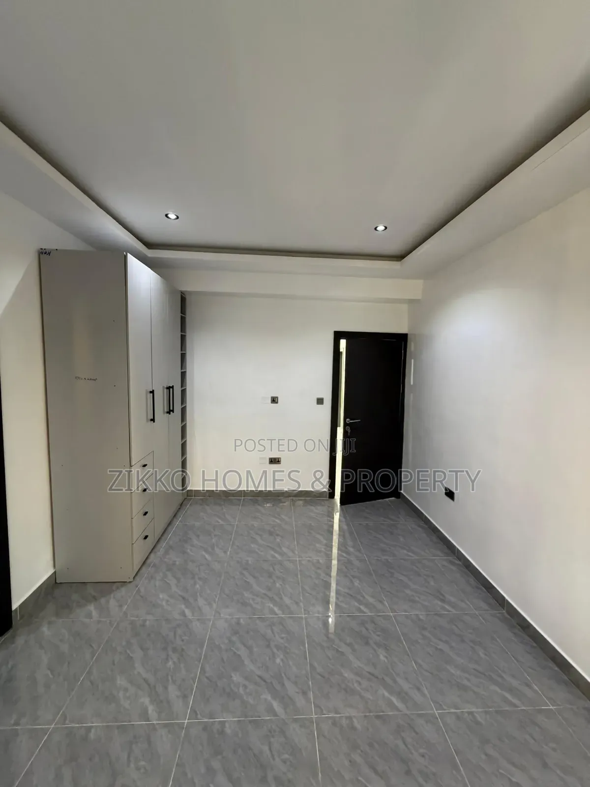 3bdrm Apartment in Alpha Beach Road, Chevron for sale