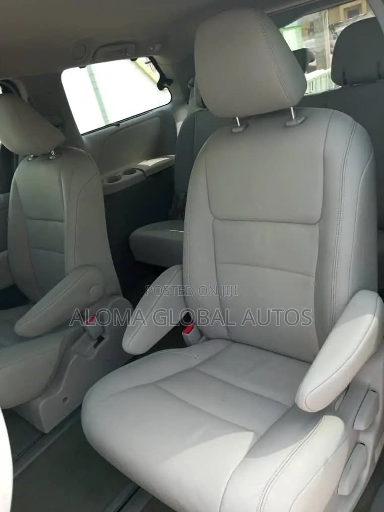 Toyota Sienna XLE 7 Passenger (3.5L 6cyl 6A) 2016 Gray