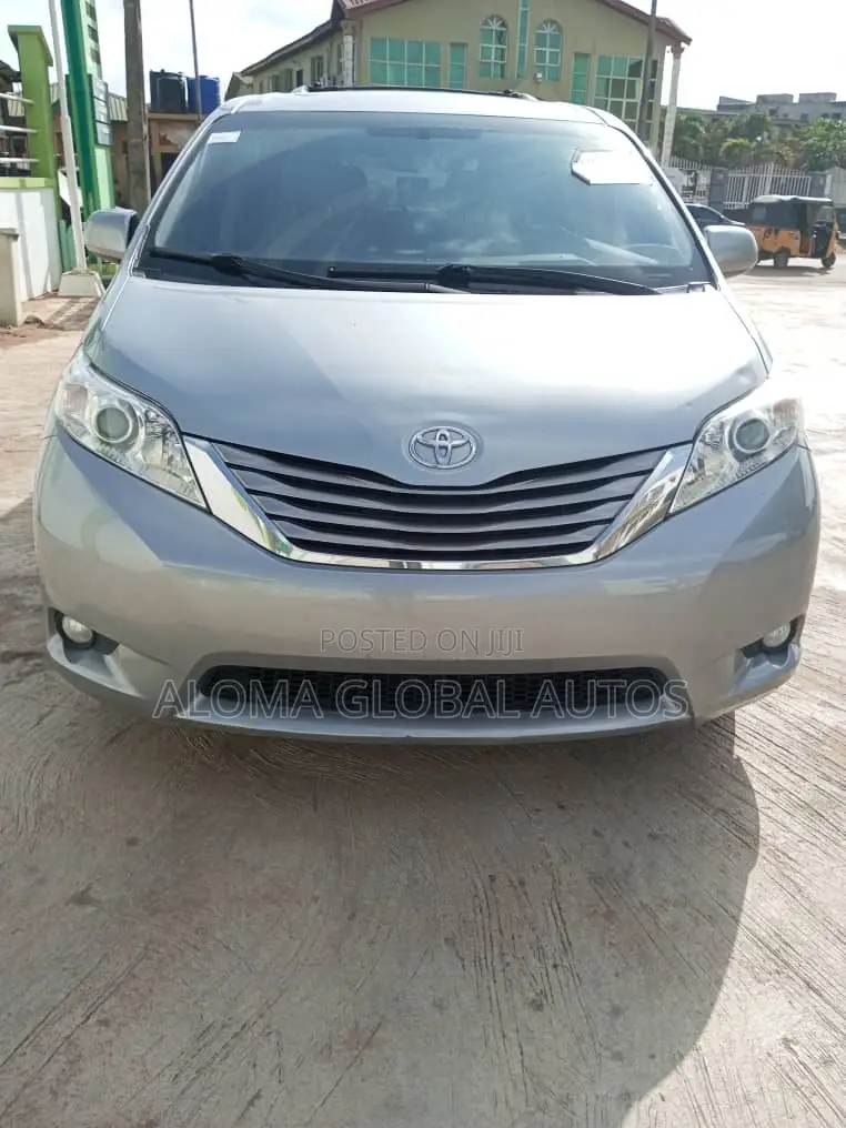Toyota Sienna XLE 7 Passenger (3.5L 6cyl 6A) 2016 Gray