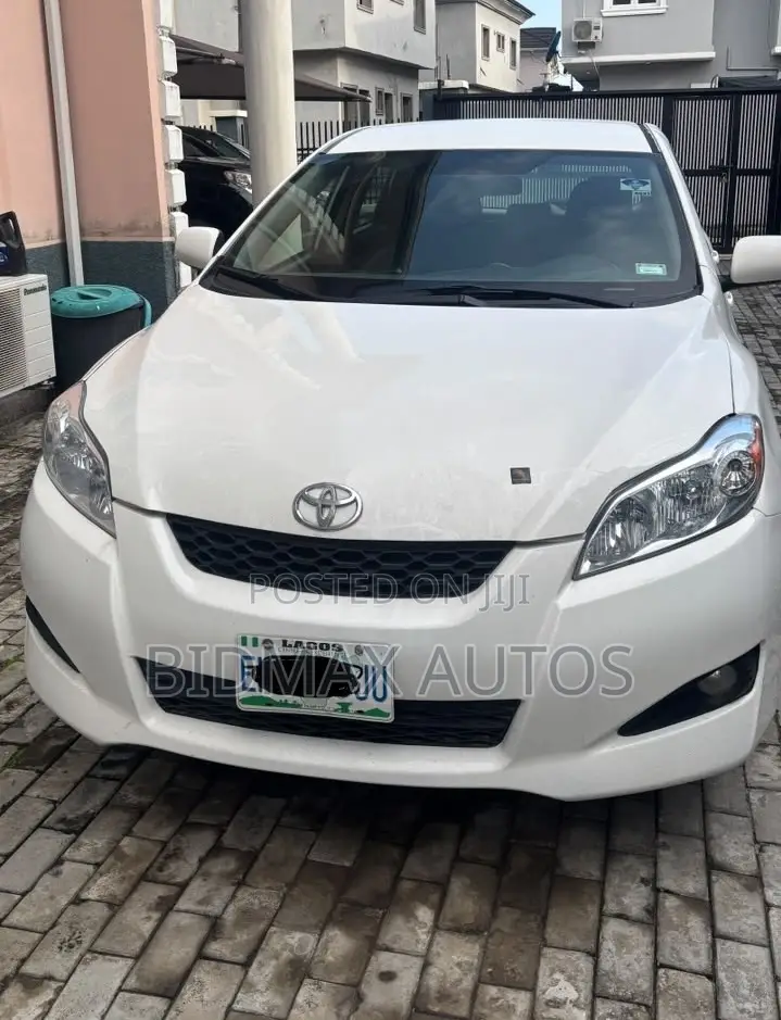 Toyota Matrix S Hatchback AWD (2.4L 4cyl 4A) 2012 White