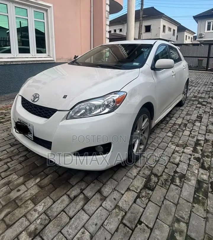 Toyota Matrix S Hatchback AWD (2.4L 4cyl 4A) 2012 White