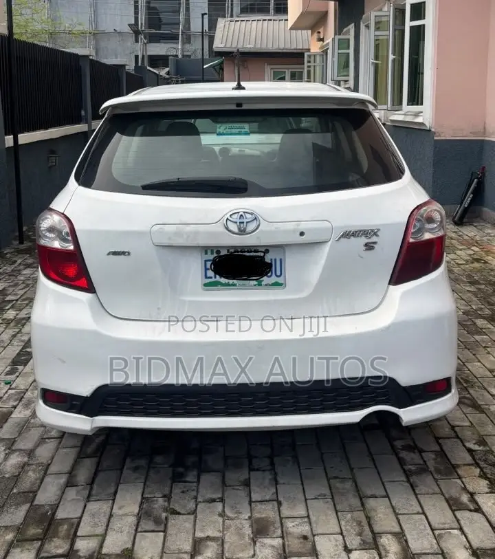 Toyota Matrix S Hatchback AWD (2.4L 4cyl 4A) 2012 White