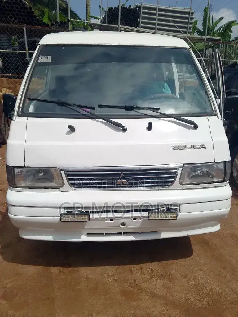 Mitsubishi L300 2005 White