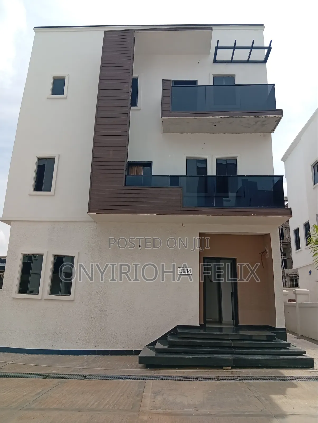 5bdrm Duplex in Jahi Gilmore for sale