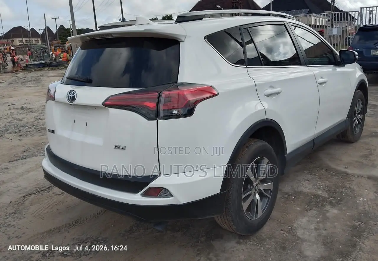 Toyota RAV4 XLE 4dr SUV (2.5L 4cyl 6A) 2018 White