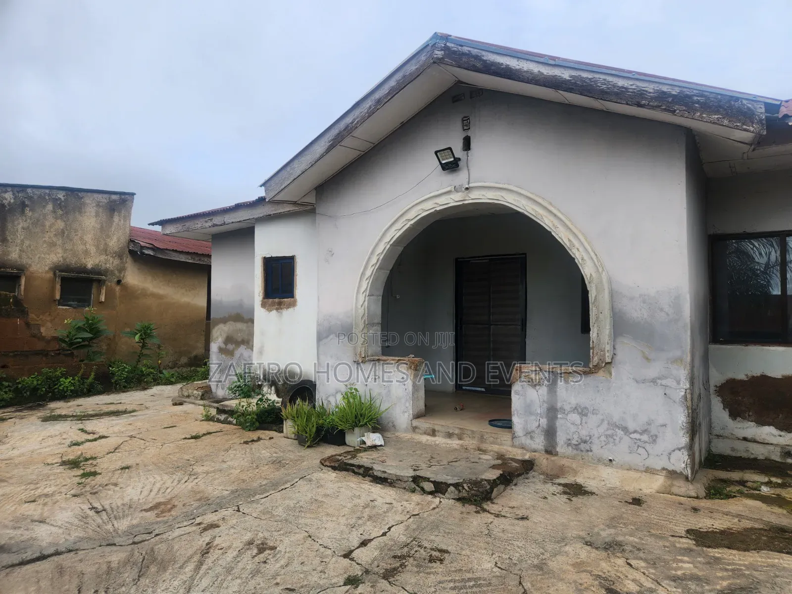 5bdrm Bungalow in Odo Oba Area Near for sale